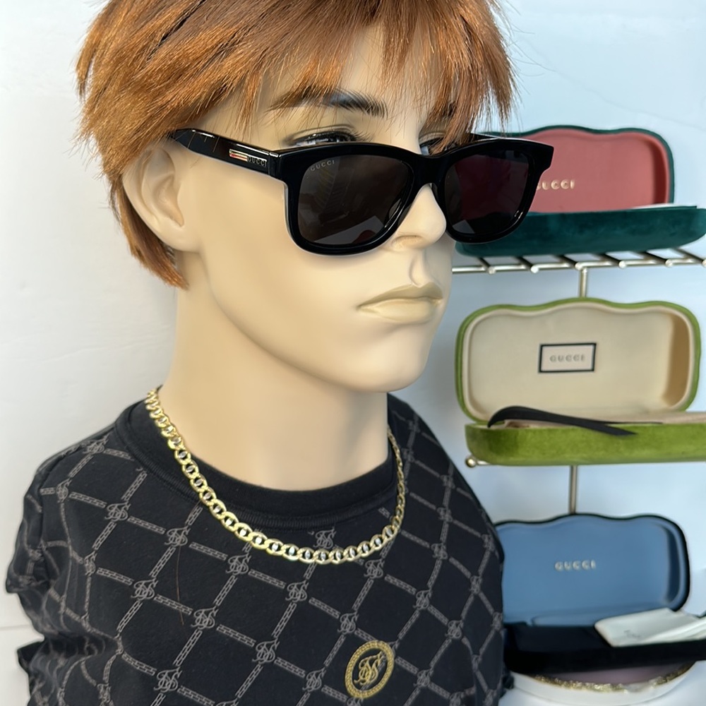 Authentic GUCCI GG0824S 005 square sunglass  black frame with grey lenses